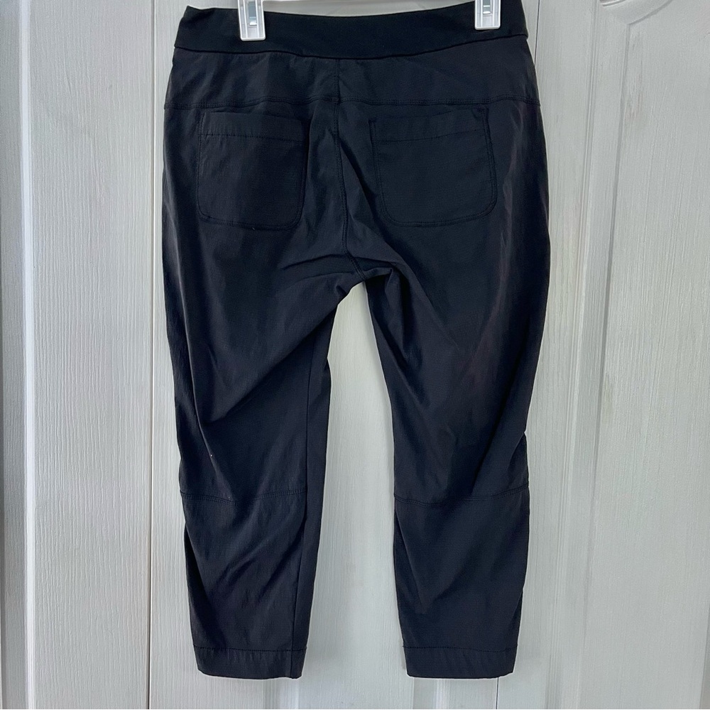Athleta Women’s Capris Pants Size 8P Black Nylon Spandex Blend. Zip/snap closure - Picture 2 of 6